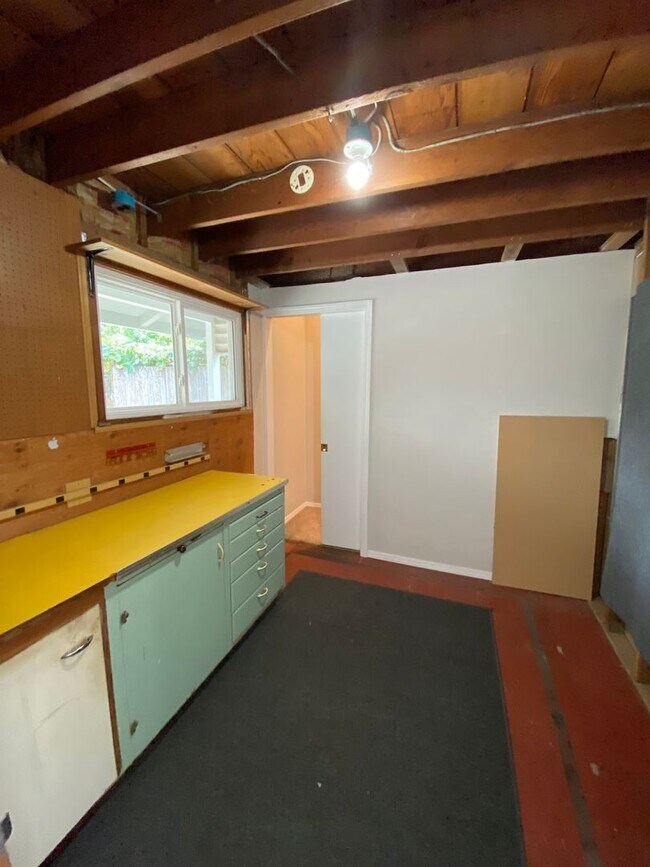 Building Photo - Stylish & Spacious 3-Bedroom Home in SE Sa...
