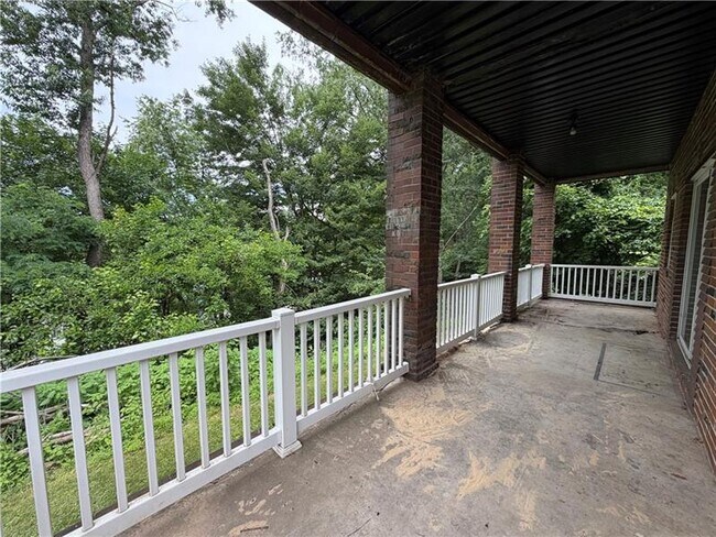 Building Photo - 735 Athalia St
