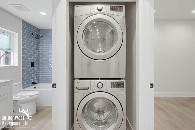 Building Photo - Beautifully Updated 1Bdm 1Ba Apartment with Private Rooftop Deck & Stunning Views!