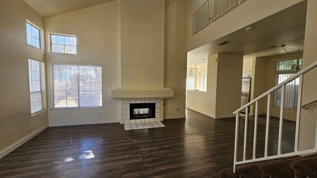 Building Photo - 4 Bedroom!  Buffalo & Smoke Ranch Area!