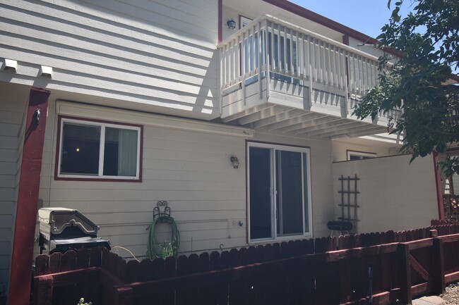 Building Photo - GREAT 3 BEDROOM/2 BATHROOM TOWNHOME WITH NEW PAINT & FLOORING. AVAILABLE 5/23.