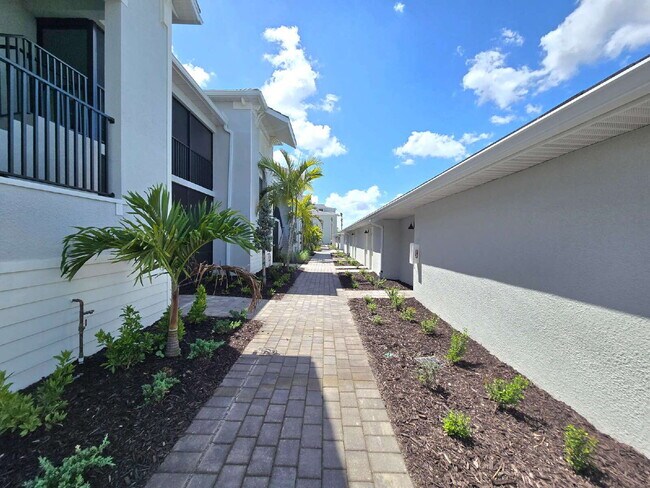 Building Photo - 15265 Grn Acrs Ave