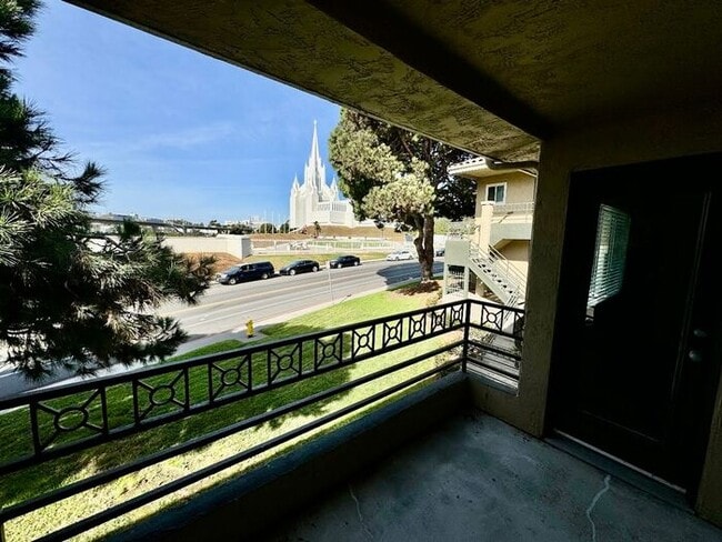 Building Photo - Beautifully Upgraded 2-Bedroom Condo in La Jolla Colony