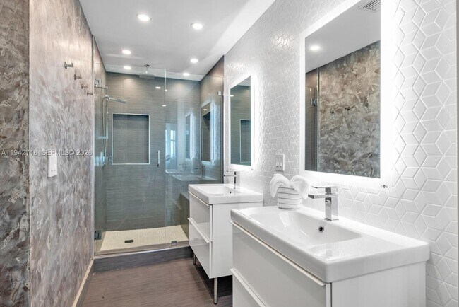 Building Photo - 3340 NE 190th St