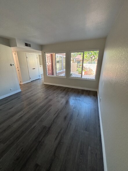 Building Photo - 322 S Vista Del Canon