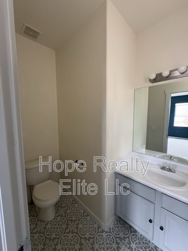 Building Photo - 5198 Dovetail Ln