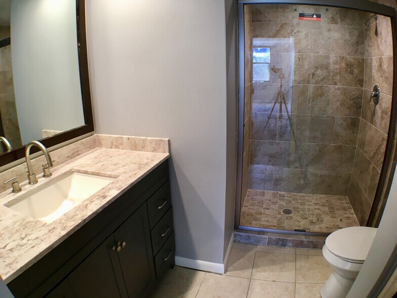 Building Photo - Stunning 2/2 condo