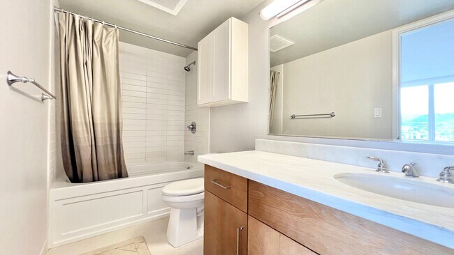 Building Photo - 2 BEDROOM HIGH FLOOR UNIT IN KAKAAKO