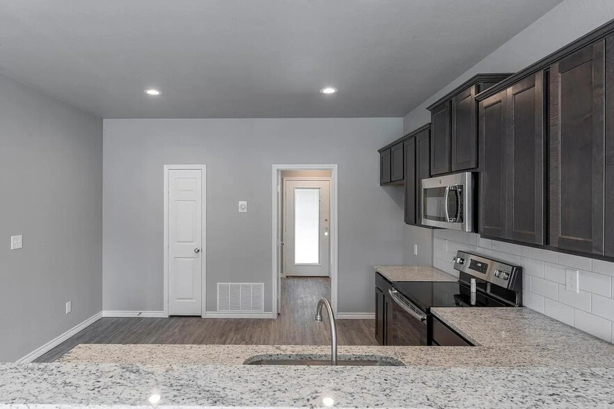 Building Photo - 523 North St