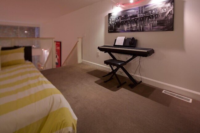 Building Photo - 106 N High St