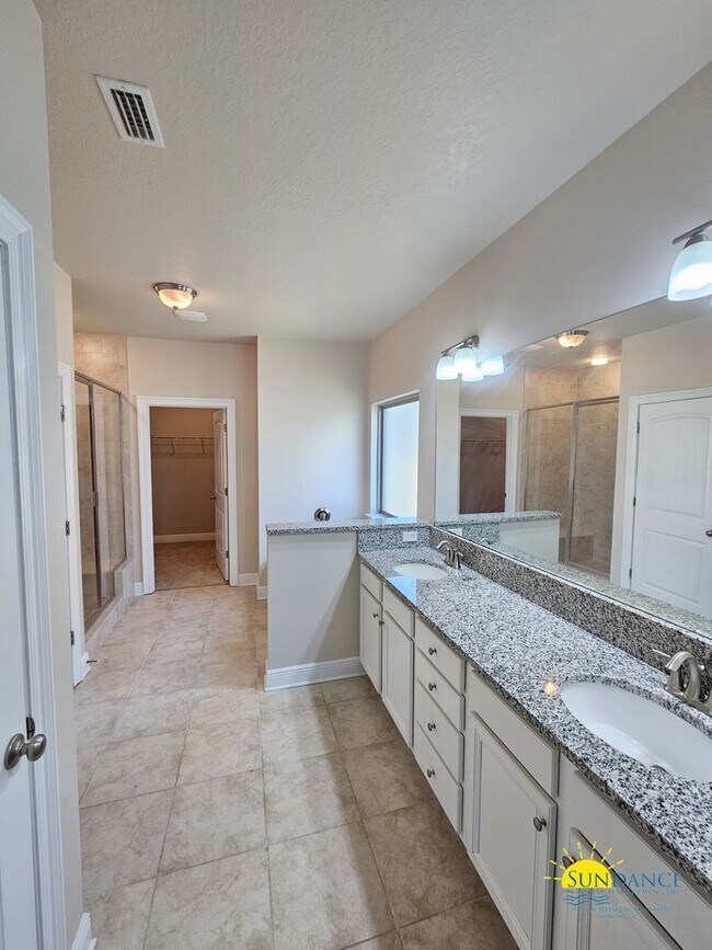 Building Photo - Spacious 5-Bedroom Home in Desirable Peach Creek, Minutes from the Beach!