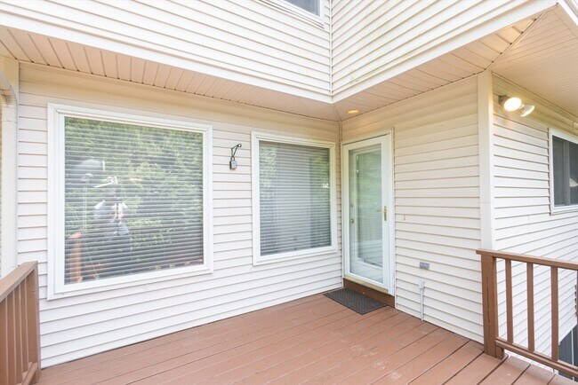 Building Photo - 445 Captain Eames Cir