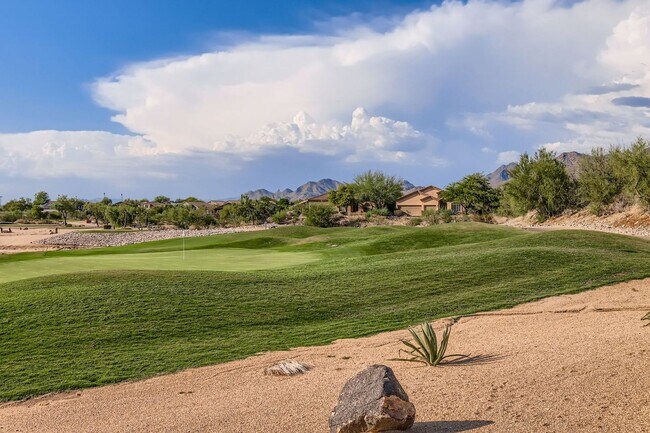 Building Photo - Beautiful, Secluded 3 bedroom home on golf...