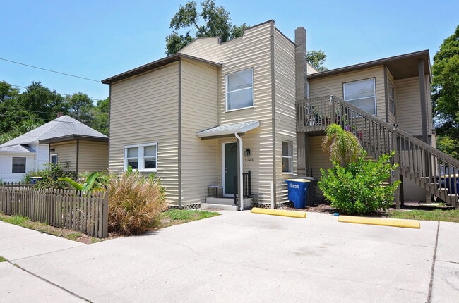 Building Photo - 912 Hart St