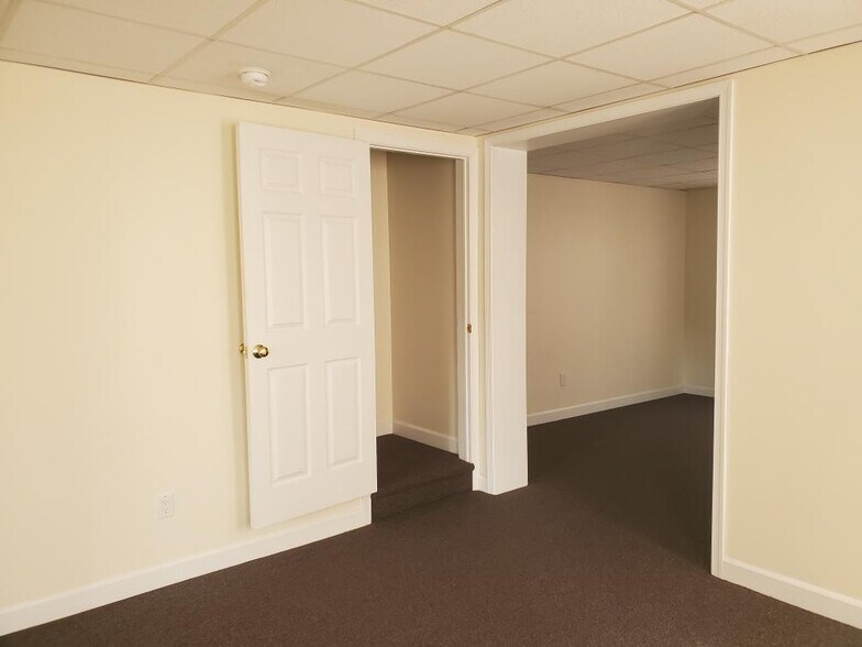 Building Photo - 21 Dubois St