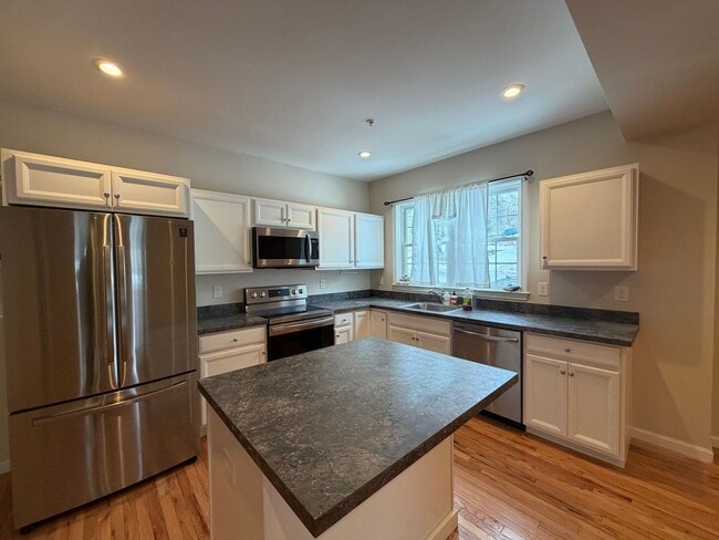 Building Photo - 160 Summer St