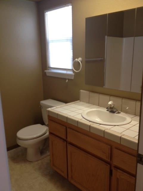 Building Photo - SOLAR!!! 3 BEDROOM NEWER HOME SOUTH OF BEA...