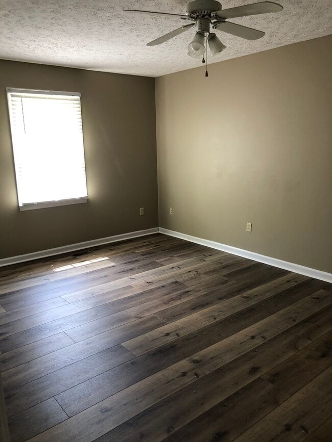 Building Photo - 4 Bedroom / 3 Bath Home   Church Hill, TN