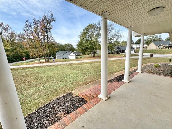 Building Photo - 213 Oxmoor Dr