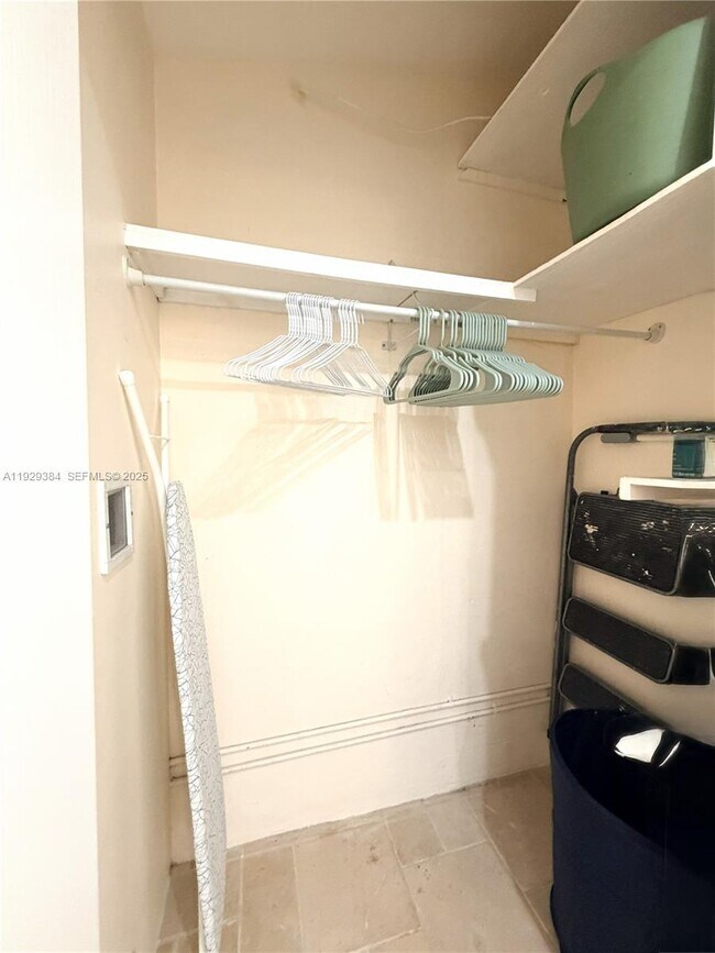 Building Photo - 1625 SW 101st Ave