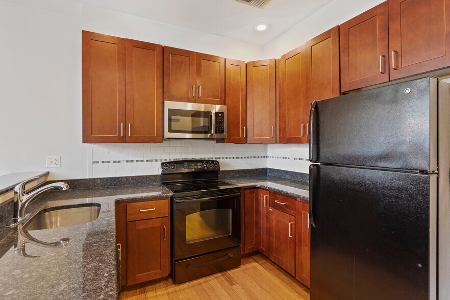 Building Photo - 526 S 13th St