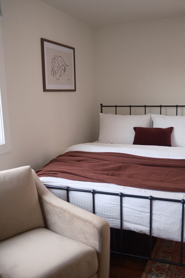 Building Photo - 200 S Henry St