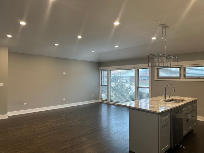 Building Photo - 3830 W Touhy Ave