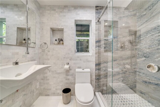 Building Photo - 417 NE 15th Ave