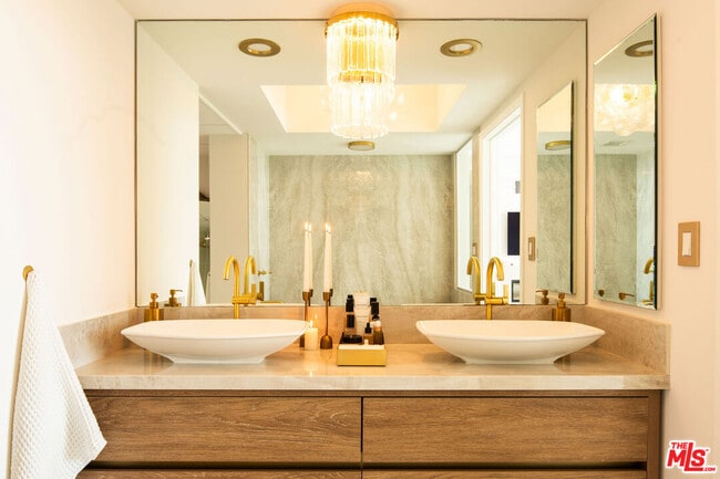 Building Photo - 13700 Marina Pointe Dr