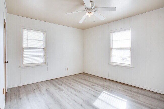 Building Photo - 2604 2nd Pl