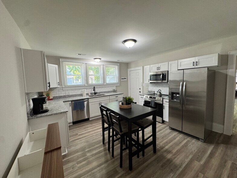 Building Photo - 214 E Horah St