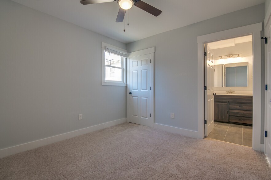 Bedroom - 515 flint st