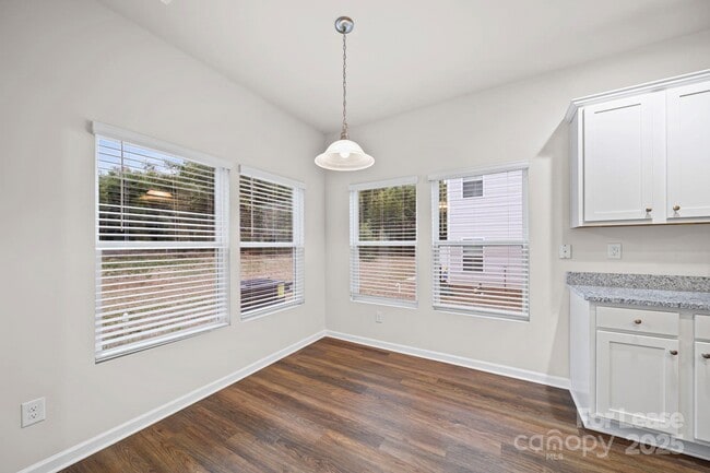 Building Photo - 916 S Battleground Ave