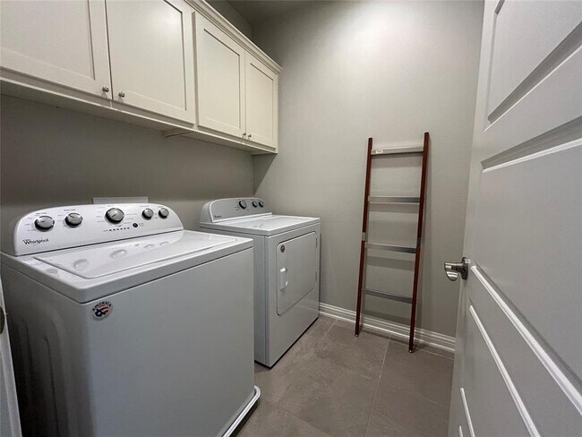 Building Photo - 13800 Lyndhurst St
