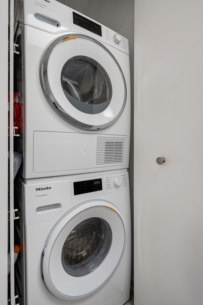 Building Photo - 2389 N Wayne Ave