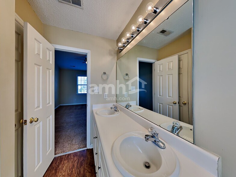 Building Photo - 6425 Silver Spring Ct