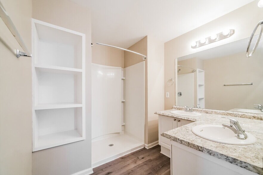 Building Photo - 1027 E Bay Springs Dr
