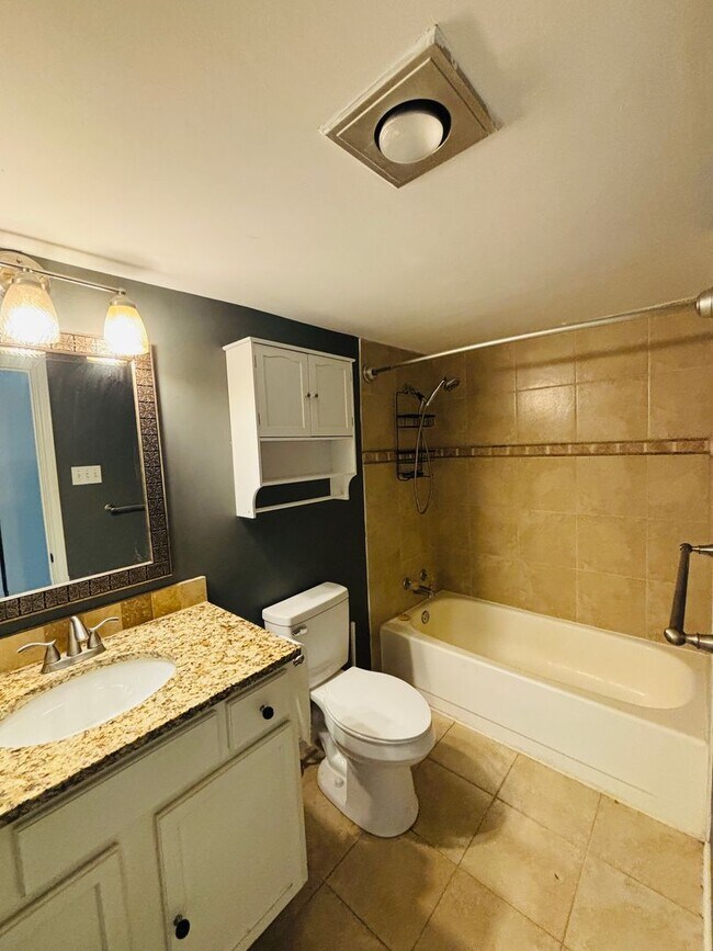 Building Photo - Charming home for lease in the heart of North Richland Hills!