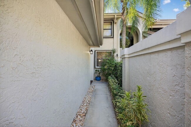 Building Photo - 16100 W Bay Dr