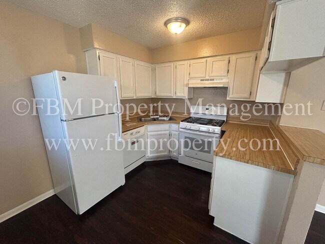 Building Photo - 608-B Walter Stephenson - Downstairs 2 Bed...