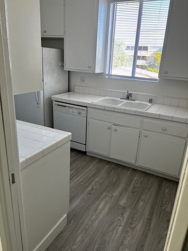 Building Photo - Over 1,000 SF at Kings Road Arms