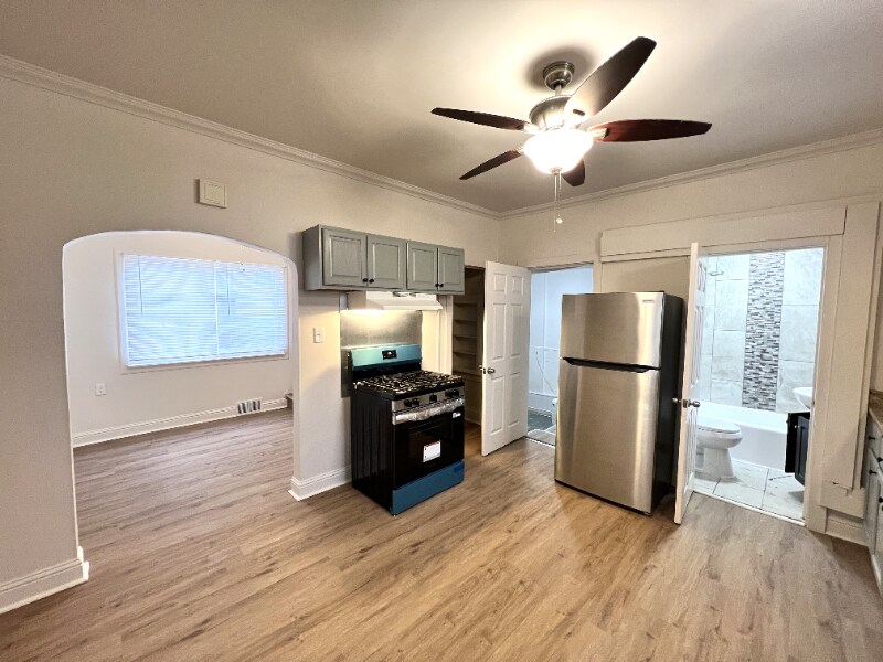 Building Photo - 3323 Halsted St