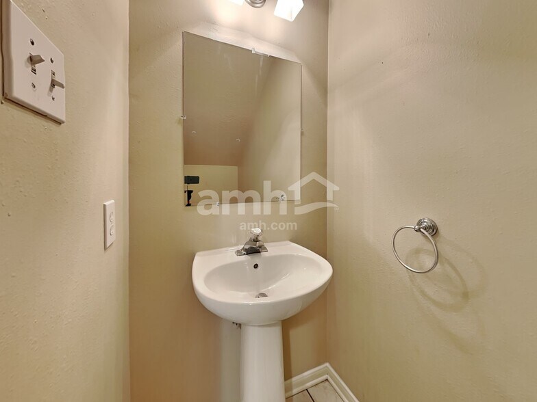 Building Photo - 26887 Castlecliff Ln