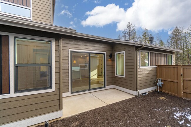 Building Photo - Spacious Westside Home with Loft and Upgra...
