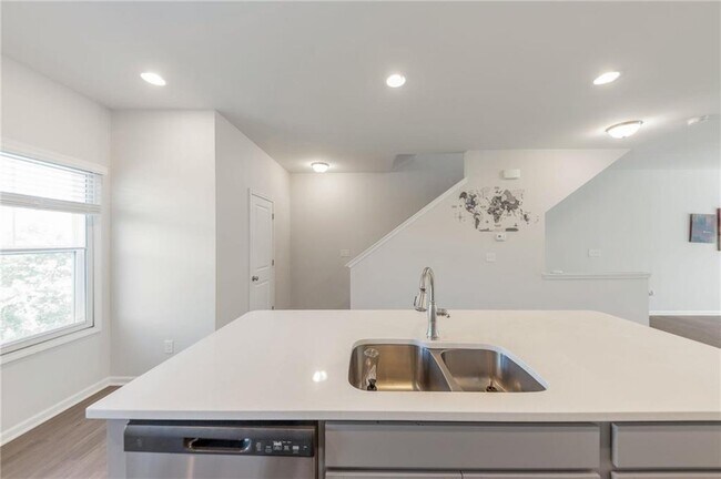 Building Photo - 3625 Hawthorne Terrace