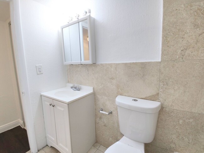 Building Photo - Gorgeous and Spacious 2/1 Unit in Hialeah