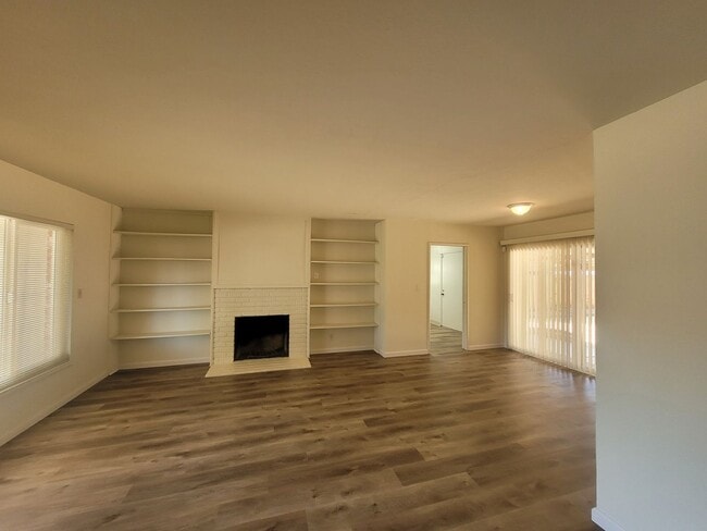 Building Photo - Three bedroom 1 bath with central heat and...