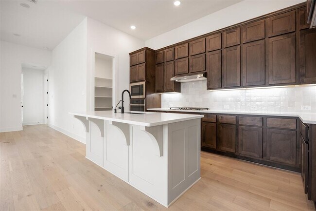 Building Photo - 128 Fox Run