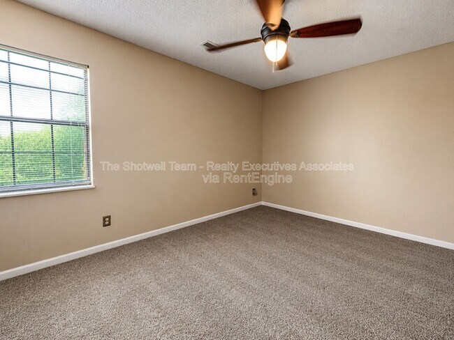 Building Photo - 437 S Gallaher View Rd