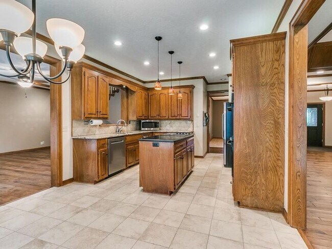 Building Photo - *Rare Find* Stunning Brookhaven 4 Bed 2.5 ...